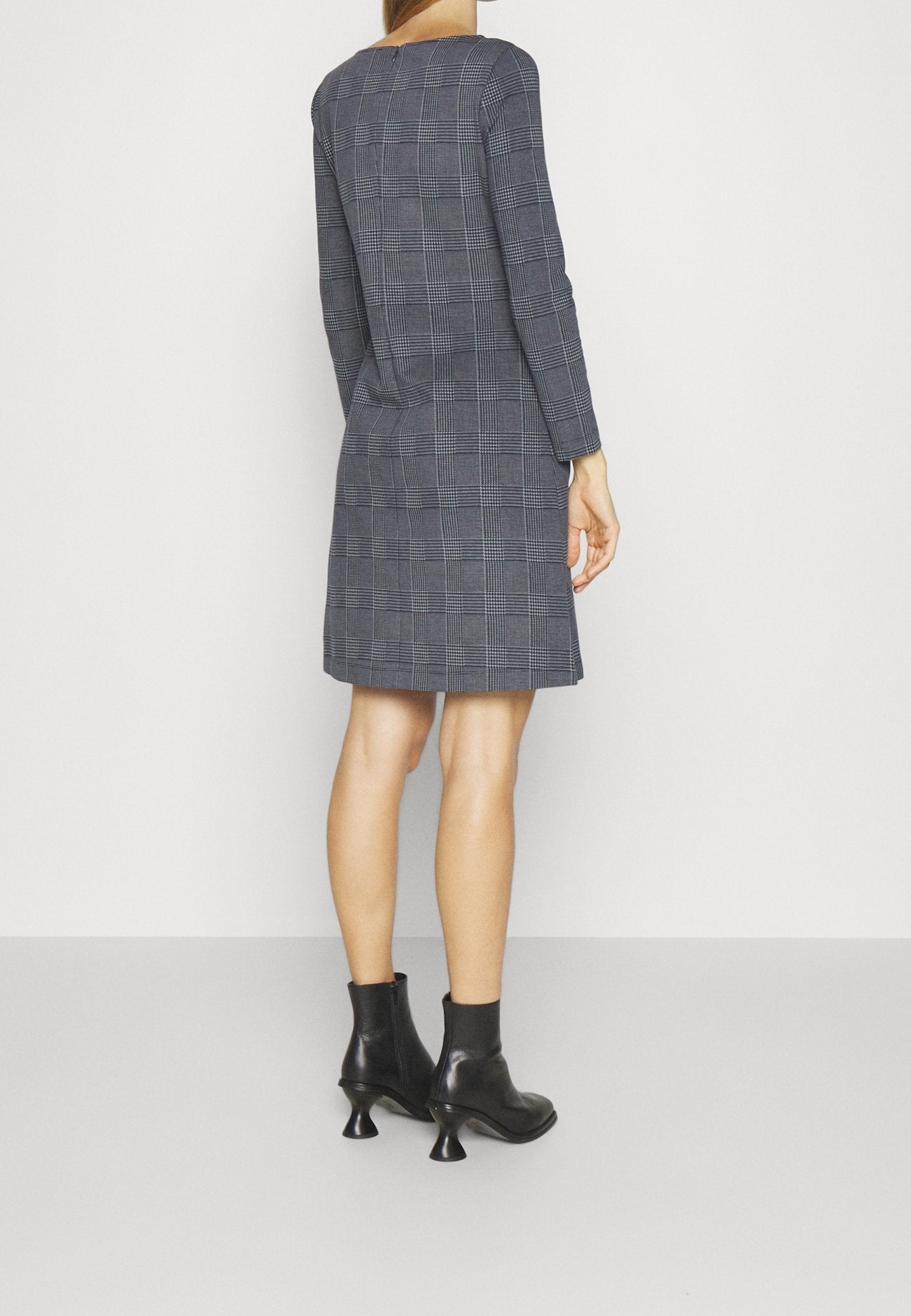 1102 MaxMara երկարաթև զգեստ