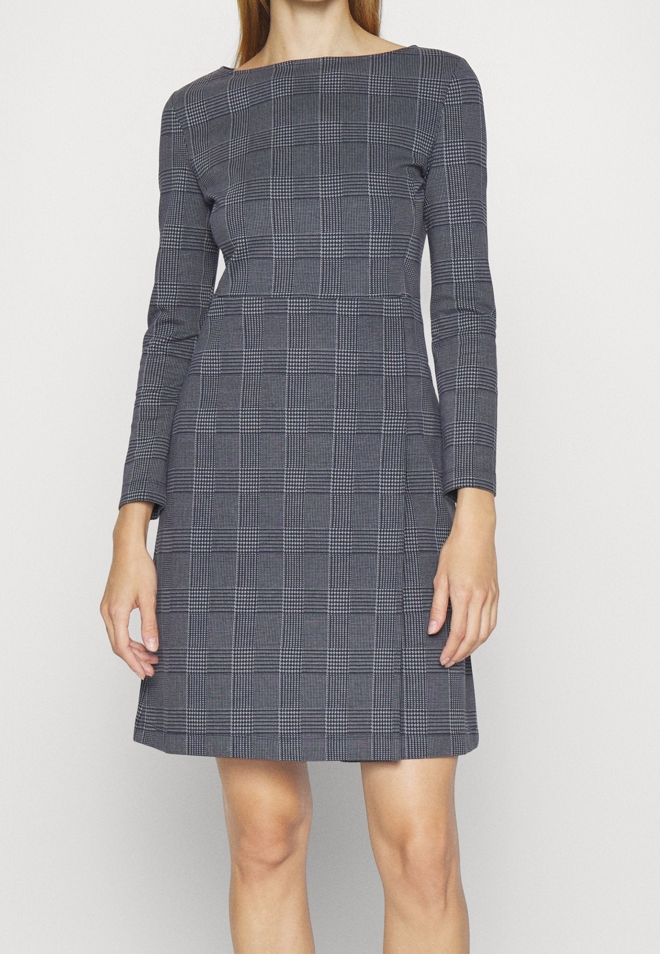 1102 MaxMara երկարաթև զգեստ