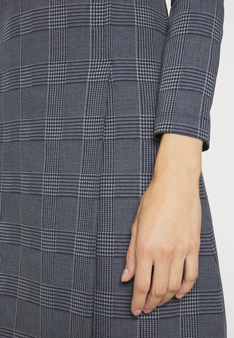 1102 MaxMara երկարաթև զգեստ