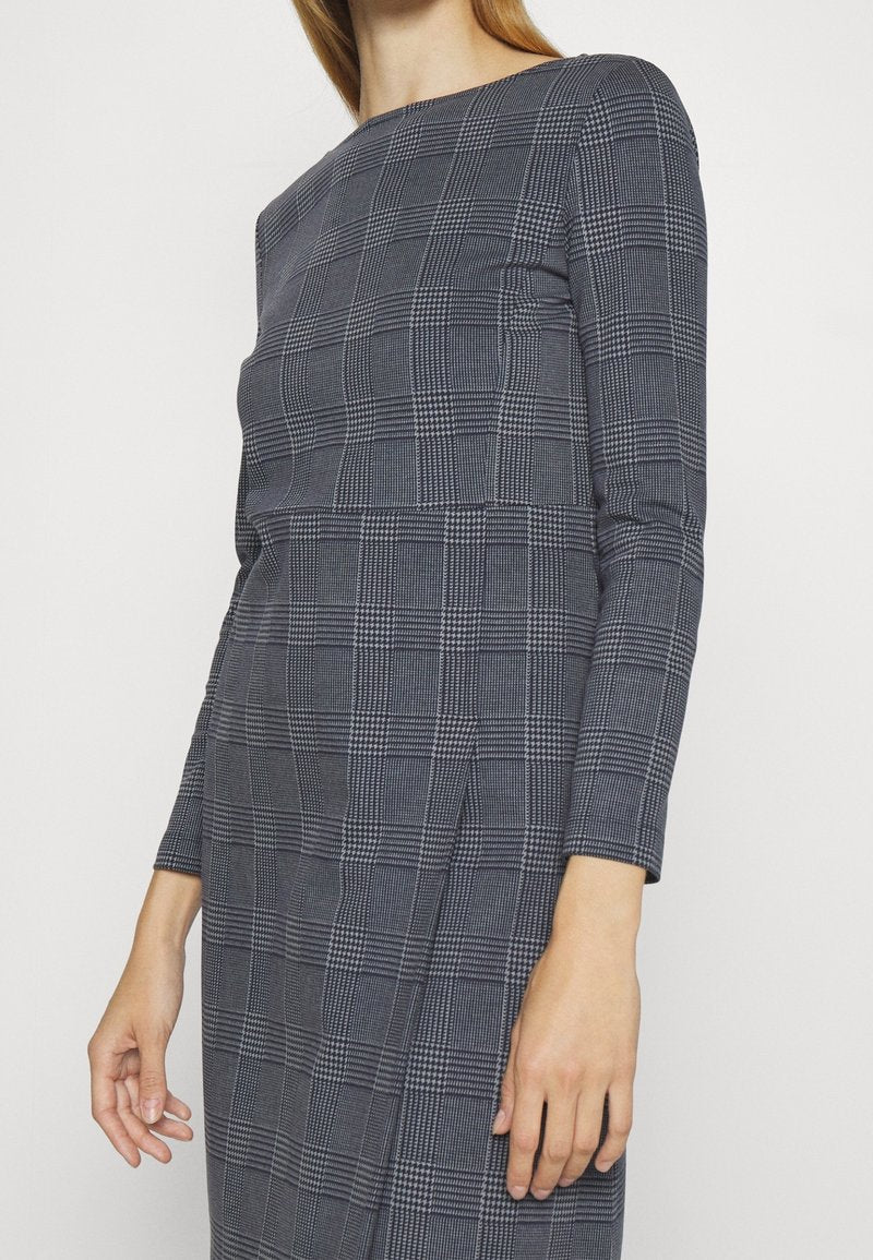 1102 MaxMara երկարաթև զգեստ